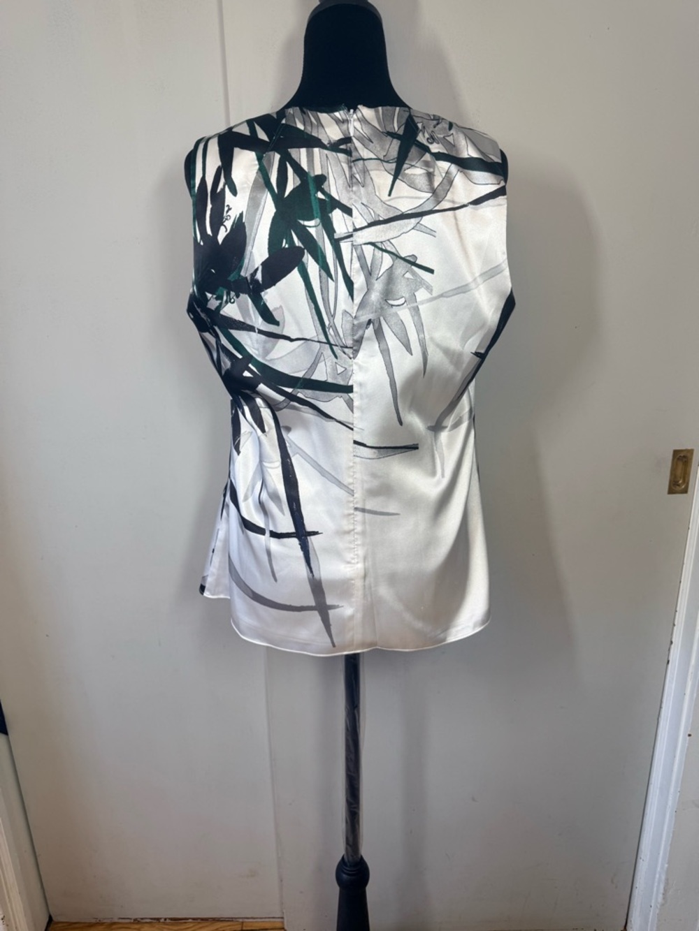 Tahari White Satin Sleeveless Top with Black & Dark Green Brushstroke Print - Picture 2 of 6